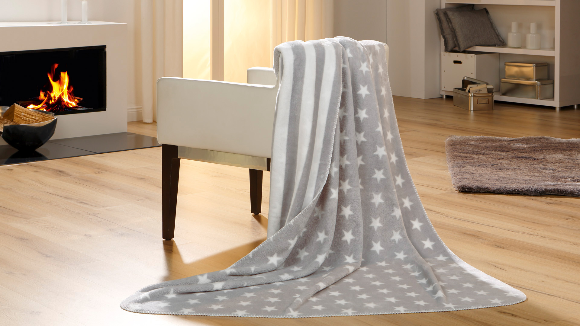 sternenmotiv-grau-wohndecke-milieu Gold-Line Home STARS + STRIPES Wohndecke 150 x 200 cm