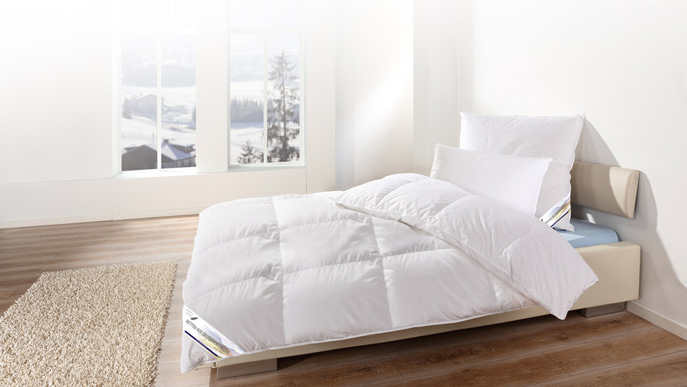 betten-aus-deutschen-landen-kassettendecke-135x200cm-milieu Schlafzimmer mit Holzboden und einem Bett mit weisser Luxus Kassettendecke aus der Serie Betten aus deutschen Landen von KBT Bettwaren und Heimtextilien