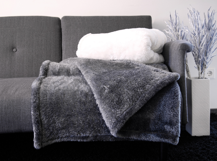 Graue Wohndecke Isonoe 150x200cm Milieu dunkles Sofa von KBT