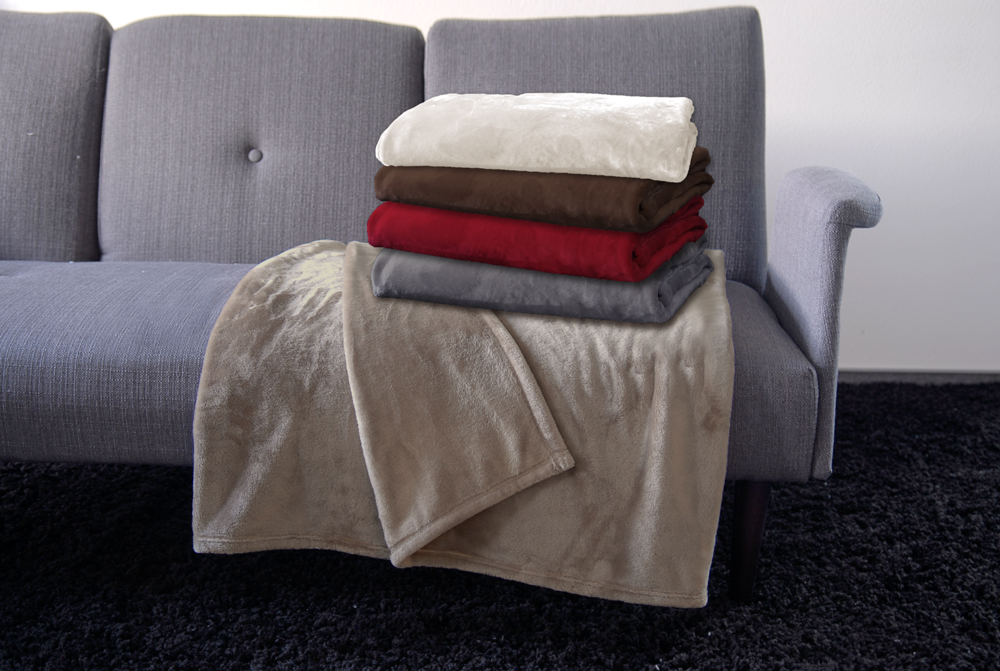 Braune Flanell Wohndecke von KBT 150x200cm graues Sofa Milieu